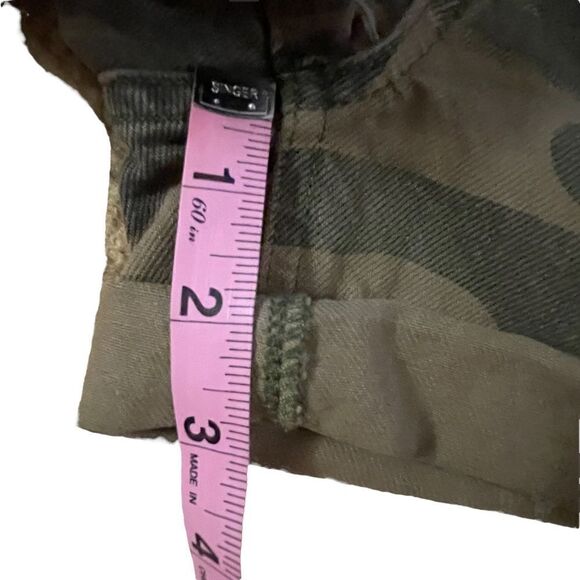Lucky Brand ~ Camo Denim Shorts ~ Relaxed Fit ~ size 24 ~ NWT - Picture 13 of 13